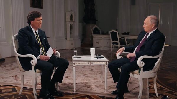 Американский журналист Такер Карлсон и президент России Владимир Путин во время интервью. Кадр видео