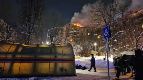 Работа оперативных и экстренных служб в районе пожара на севере Москвы