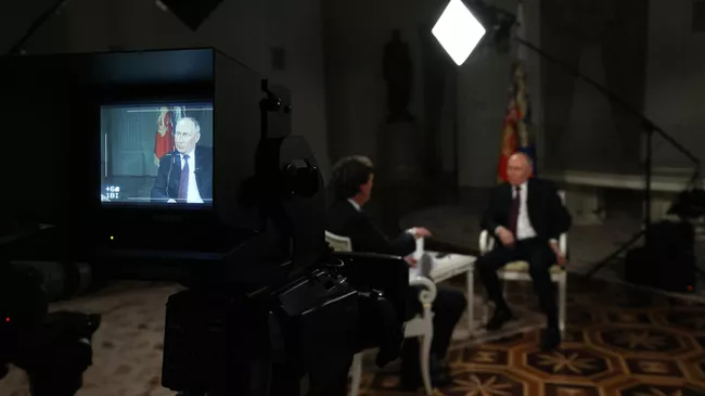 Президент РФ Владимир Путин дает интервью американскому журналисту Такеру Карлсону
