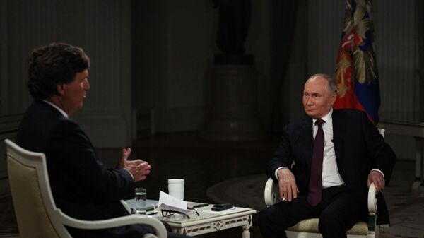 Президент России Владимир Путин дает интервью американскому журналисту Такеру Карлсону