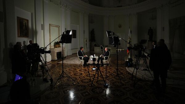 Президент РФ Владимир Путин дает интервью американскому журналисту