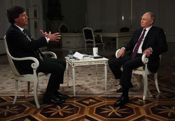 Президент РФ Владимир Путин дает интервью американскому журналисту Такеру Карлсону