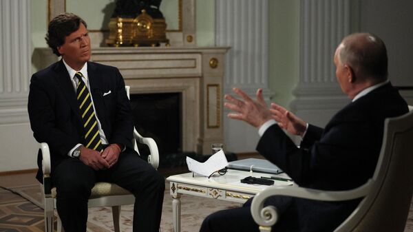 Американский журналист Такер Карлсон во время интервью президента России Владимира Путина