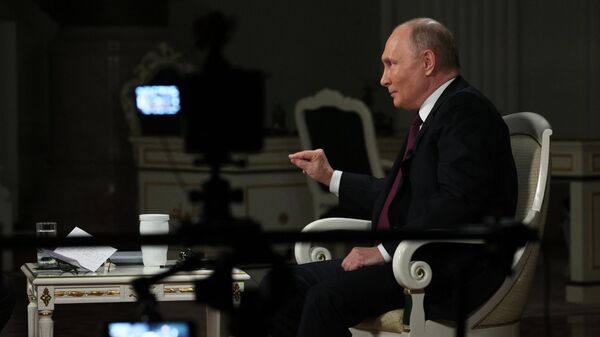 Президент России Владимир Путин дает интервью американскому журналисту Такеру Карлсону