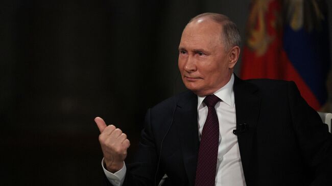 Президент РФ Владимир Путин дает интервью американскому журналисту Такеру Карлсону