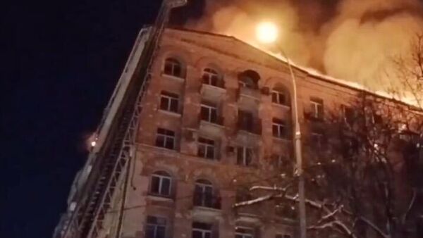 Пожар в жилой шестиэтажке в Москве у станции метро Аэропорт