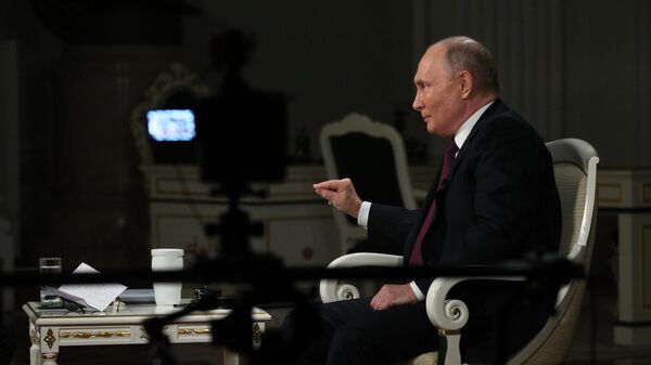 Президент РФ Владимир Путин дает интервью американскому журналисту, основателю видеоплатформы Tucker Carlson Network Такеру Карлсону