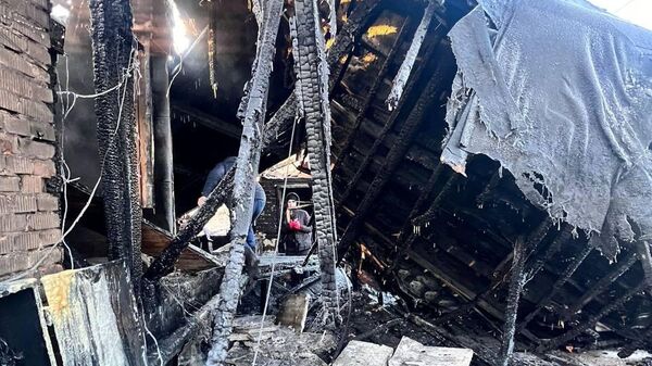 Последствия пожара в жилой шестиэтажке в Москве у станции метро Аэропорт
