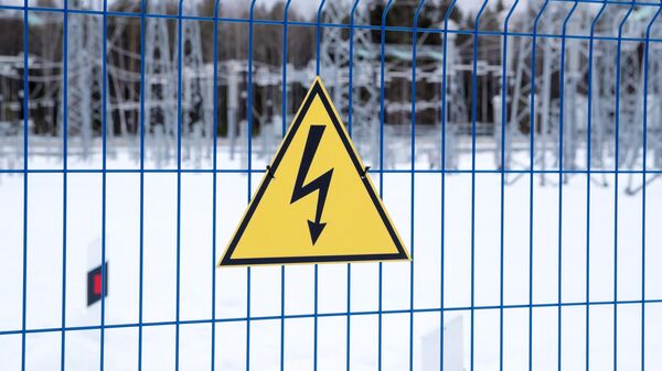 Знак опасности на ограде электроподстанции