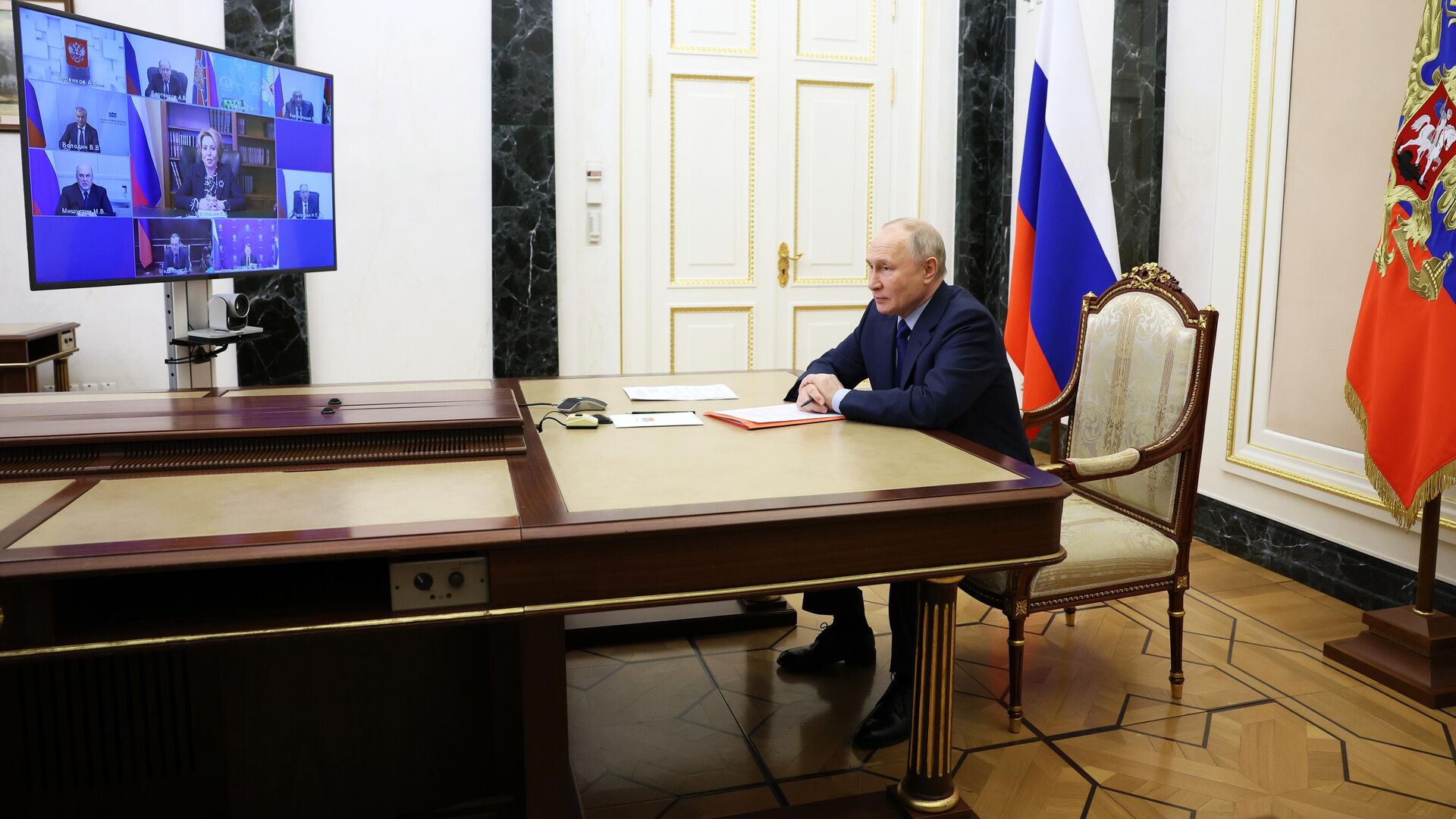 Президент РФ Владимир Путин проводит совещание с постоянными членами Совета безопасности РФ в режиме видеоконференции0