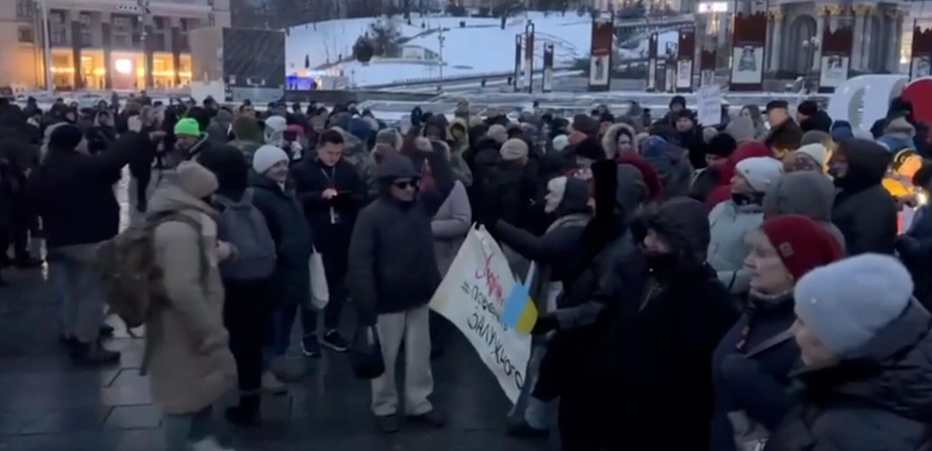 Протестующие в центре Киева требуют вернуть Залужного. Стоп-кадр видео - РИА Новости, 1920, 09.01.2025