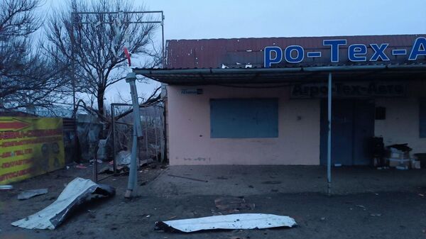 Автомагазин в городе Токмак Запорожской области, поврежденный в результате обстрела со стороны ВСУ