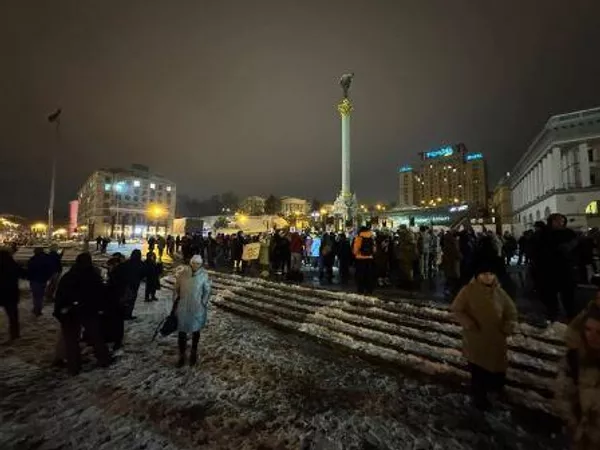 Οι διαδηλωτές στο Κίεβο απαιτούν την επιστροφή του Ζαλούζνι