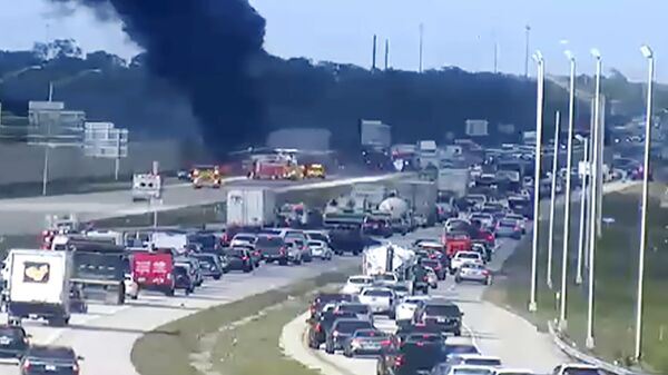 Пожар после падения бизнес-джета на автостраду во Флориде