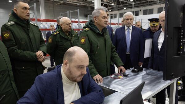 Министр обороны РФ Сергей Шойгу во время посещения предприятия-производителя беспилотников в Удмуртии. 10 февраля 2024