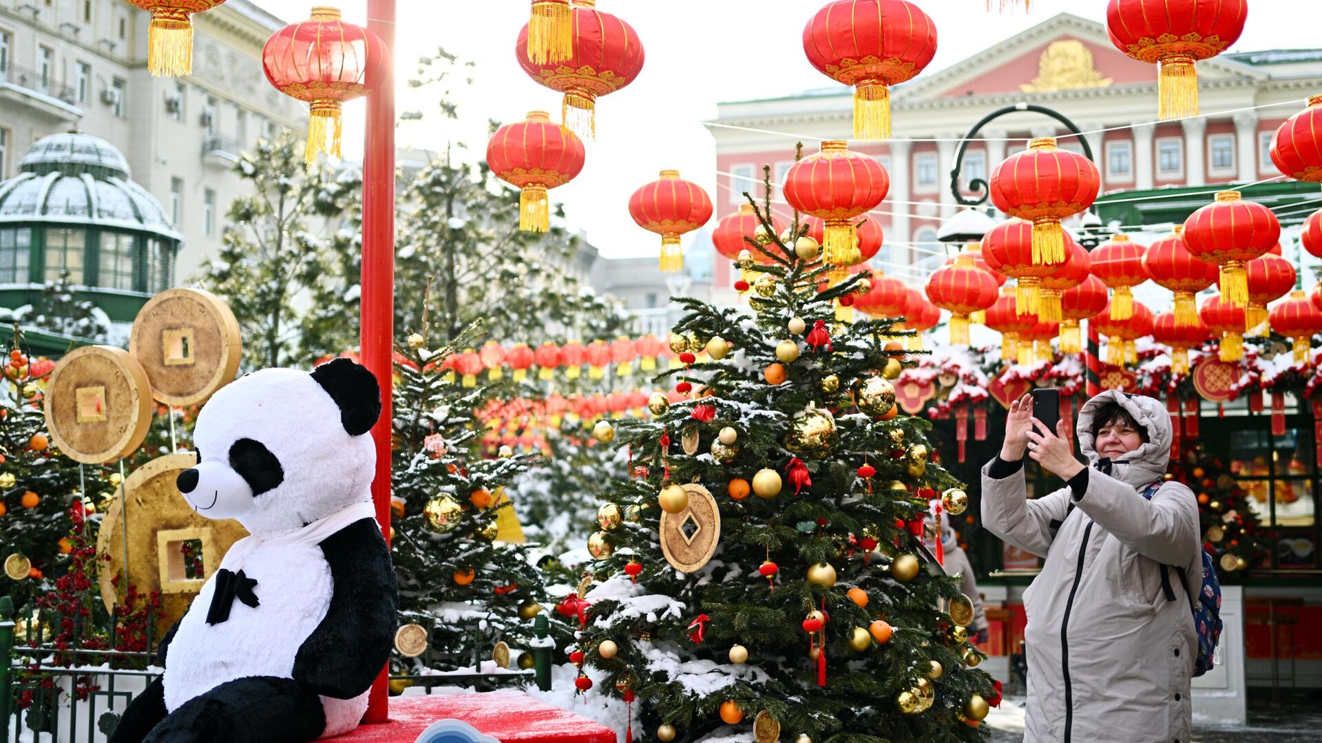 Посетительница фотографирует инсталляции на фестивале Китайский Новый год в Москве в Москве - РИА Новости, 1920, 12.02.2024