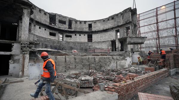 Рабочие восстанавливают Драматический театр в Мариуполе. Архивное фото
