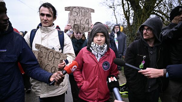 Шведская активистка-эколог Грета Тунберг и протестующие принимают участие в демонстрации против проекта автомагистрали A69 между Тулузой и Кастром
