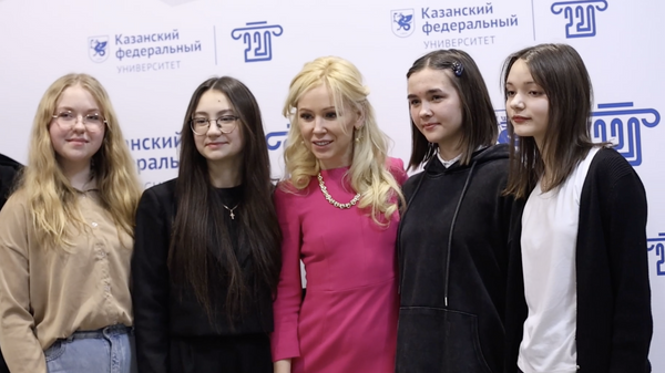 Екатерина Мизулина во время фотографирования со студентами Казанского федерального университета