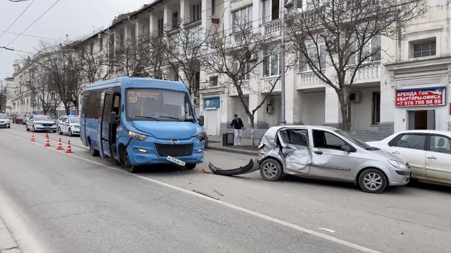 Место ДТП с участием маршрутного автобуса в Севастополе. 10 февраля 2024