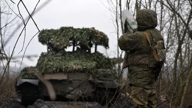 Военнослужащий ВС РФ с антидроновым ружьем у танка в зоне спецоперации
