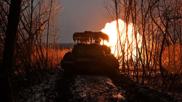 Танк Т-62 группировки Юг ведет огонь по позициям ВСУ на Северском направлении