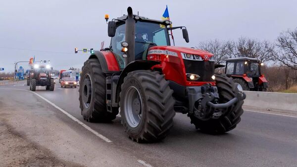 Молдавские фермеры из ассоциации Сила фермеров  проводят акцию у границы с Румынией