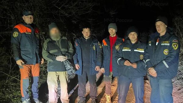 Сотрудники МЧС Крыма со спасенным туристом в Бахчисарайском районе. 11 февраля 2024
