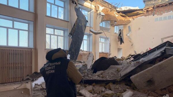 Место обрушения крыши в МОБУ Красногвардейская гимназия в Оренбургской области