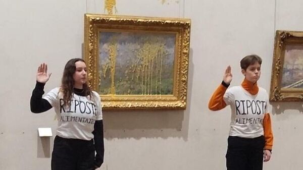 Экоактивистка из движения Продовольственный ответ, облившая супом картину французского художника-импрессиониста Клода Моне Весна в Лионском музее изобразительных искусств. 10 февраля 2024