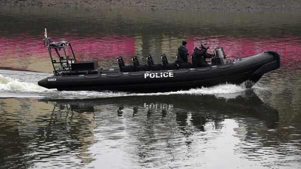 Полицейский патруль на реке Темзе в Лондоне