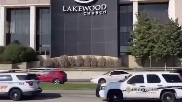 Полицейские автомобили на месте стрельбы в евангелистской церкви в техасском городе Лейквуд