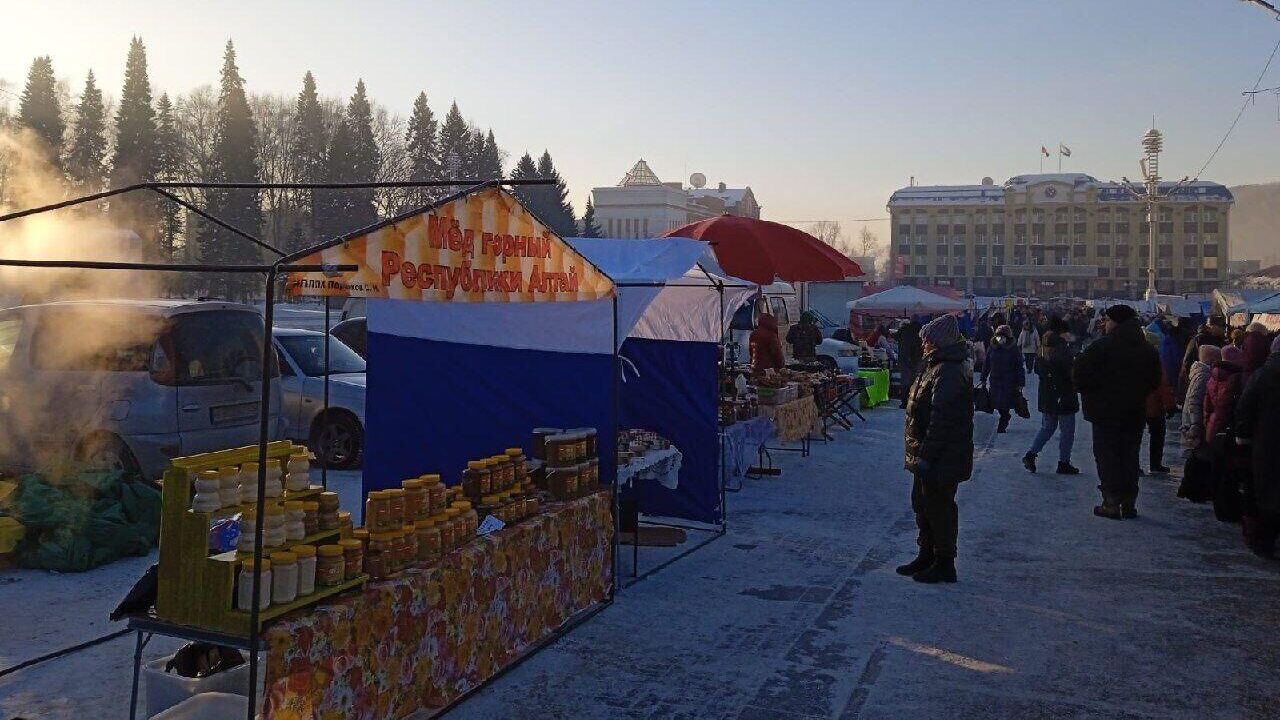 Более 100 предпринимателей поучаствовали в сельхозярмарке в Горно-Алтайске - РИА Новости, 1920, 12.02.2024