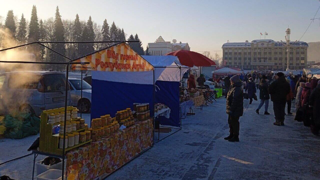 Более 100 предпринимателей поучаствовали в сельхозярмарке в Горно-Алтайске - РИА Новости, 1920, 12.02.2024