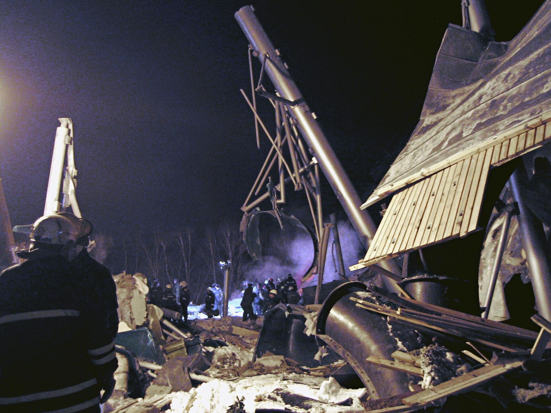 Спасатели разбирают завалы на месте обрушения развлекательного комплекса Трансвааль-парк - РИА Новости, 1920, 12.02.2024