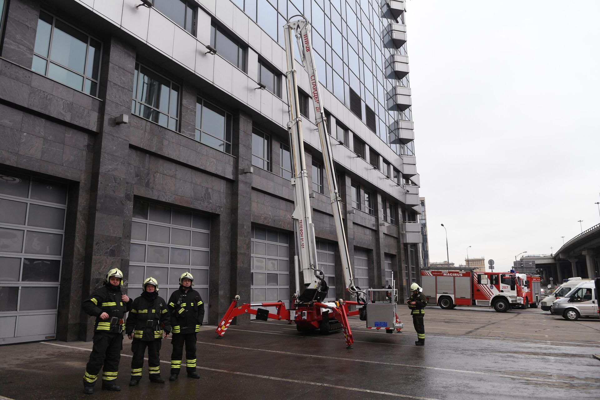 Сотрудники Пожарно-спасательного центра Москвы возле пожарного телескопического подъёмника ПТП-28 во время показательных выступлений - РИА Новости, 1920, 12.02.2024