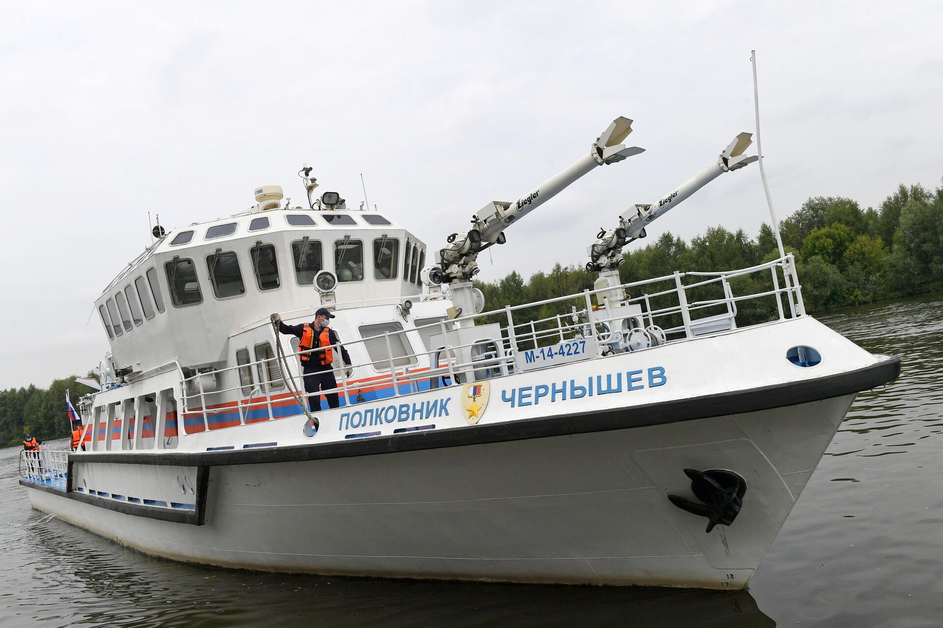 Тренировка спасателей на многоцелевом пожарно-спасательном корабле Полковник Чернышев в акватории реки Москвы - РИА Новости, 1920, 12.02.2024