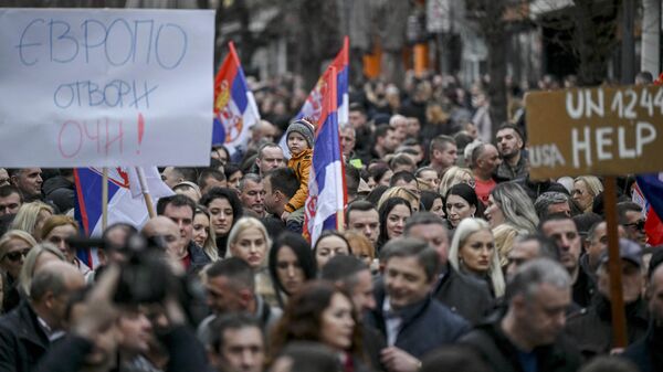 Косовские сербы во время акции против решения Центрального банка Косово, объявившего евро единственной законной валютой, в Митровице