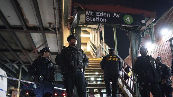 Полиция на станции Маунт-Иден в Бронксе после стрельбы в вагоне