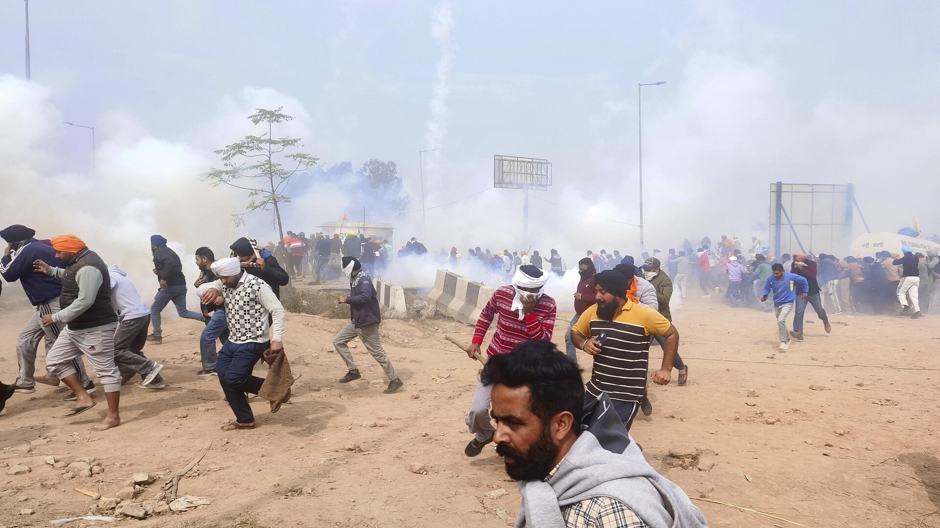 Полиция штата Харьяна в Индии использовала слезоточивый газ для разгона акции протеста фермеров - РИА Новости, 1920, 21.02.2024