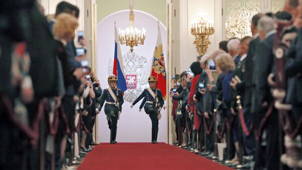 Солдаты Президентского полка вносят штандарт президента РФ и государственный флаг РФ  
