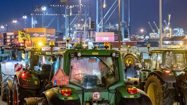Акция протеста бельгийских фермеров в порту Антверпена. 13 февраля 2024