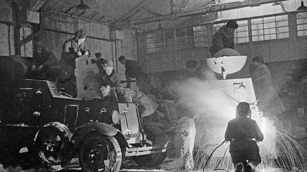 Ремонт бронеавтомобилей БА-6 и ФАИ в блокадном Ленинграде, 1941 год.