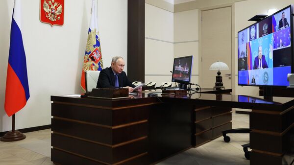 Президент РФ Владимир Путин проводит совещание с постоянными членами Совета безопасности РФ