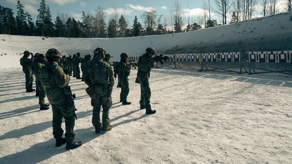 Финские резервисты на стрельбище во время учений на военной базе Сантахамина в Хельсинки
