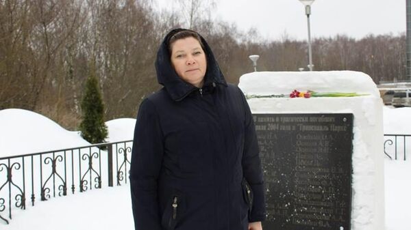 Спасатель Елена Гормашова рядом с памятным камнем около аквапарка