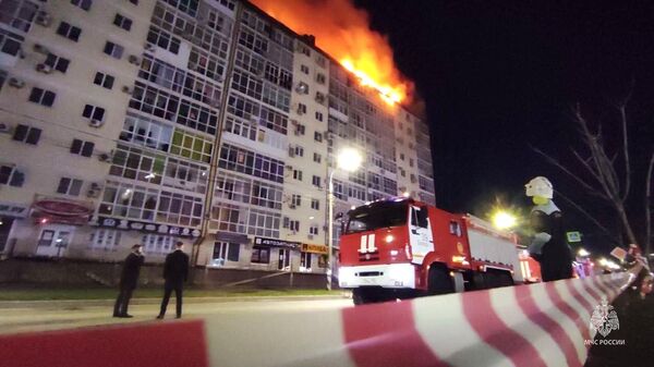 Сотрудники МЧС РФ тушат пожар в жилом доме № 9 на улице Объездной в Анапе