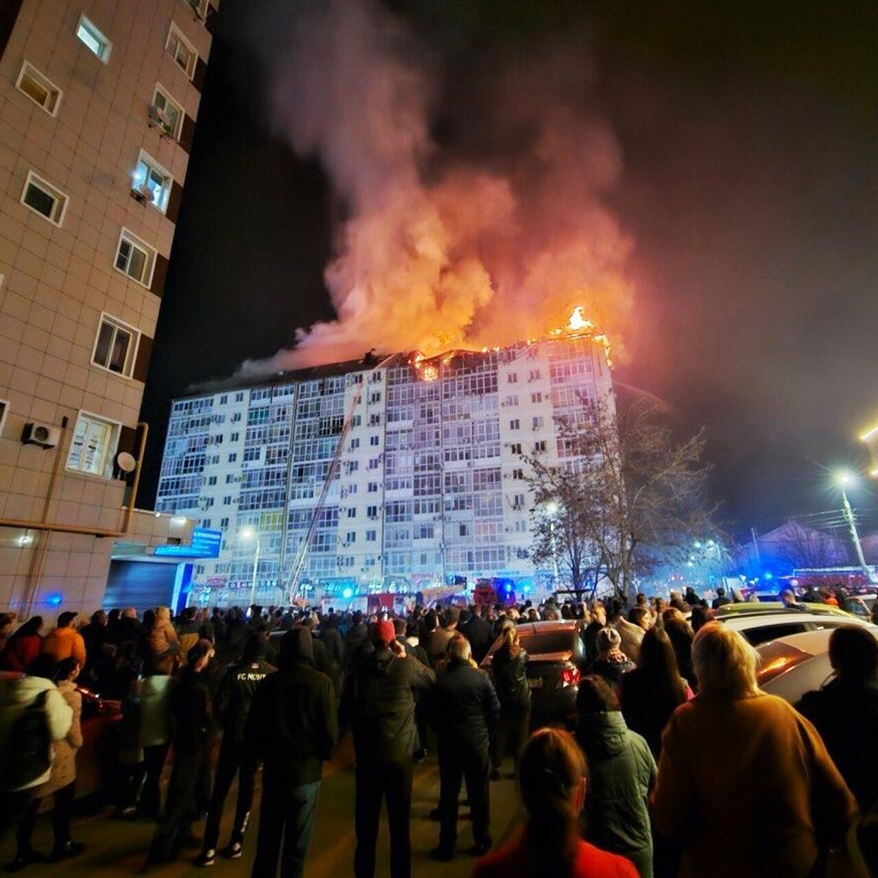 В многоэтажном доме в Анапе загорелась мансарда - РИА Новости, 13.02.2024