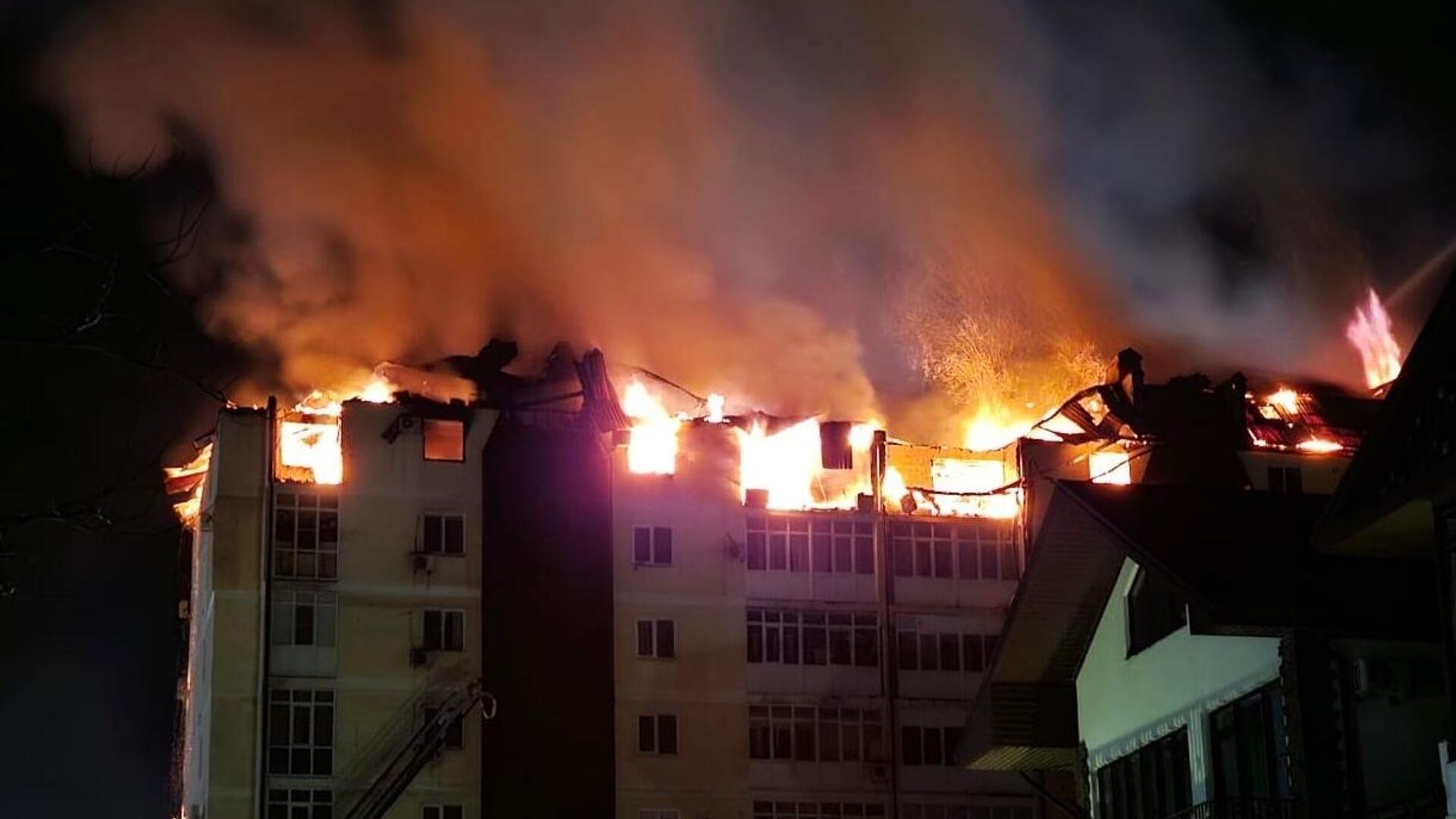 В горящем жилом доме в Анапе пострадали 32 квартиры - РИА Новости,  13.02.2024