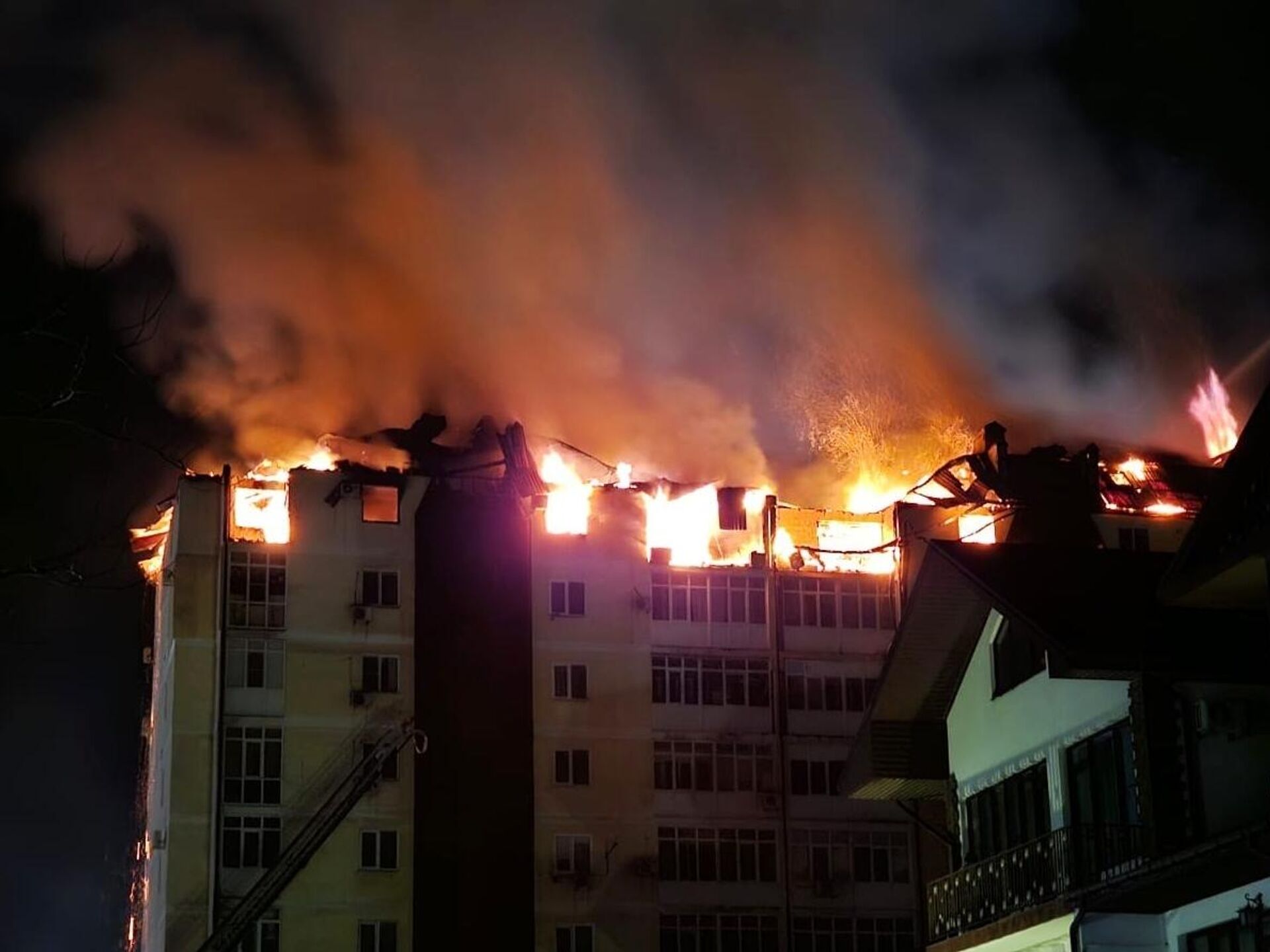 В горящем жилом доме в Анапе пострадали 32 квартиры - РИА Новости,  13.02.2024